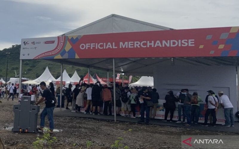  Stan Merchandise MotoGP Mandalika Ramai Dikunjungi Pengunjung