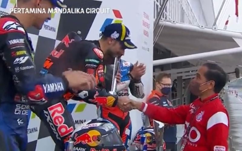  Momen Jokowi Serahkan Trofi ke Pemenang MotoGP Mandalika di Podium