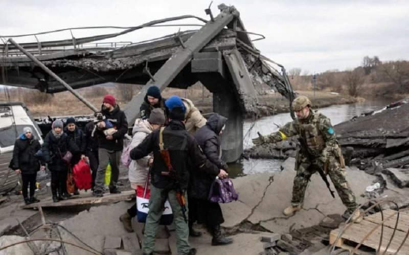 Orang-orang melarikan diri di dekat jembatan yang hancur untuk menyeberangi Sungai Irpin saat invasi Rusia ke Ukraina berlanjut, di Irpin di luar Kyiv, Ukraina, Rabu (9/3/2022)./Antara