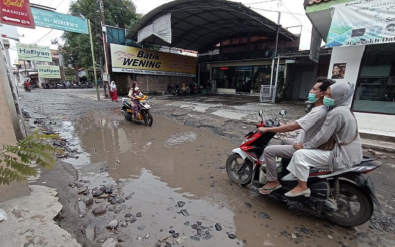  Jalan Utama Kawasan Wisata Batik Trusmi Cirebon Rusak Parah