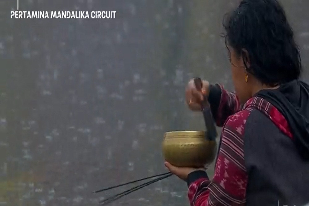  Mengenal Kegunaan Singing Bowl, Mangkuk Emas yang Digunakan oleh Pawang Hujan MotoGP Mandalika