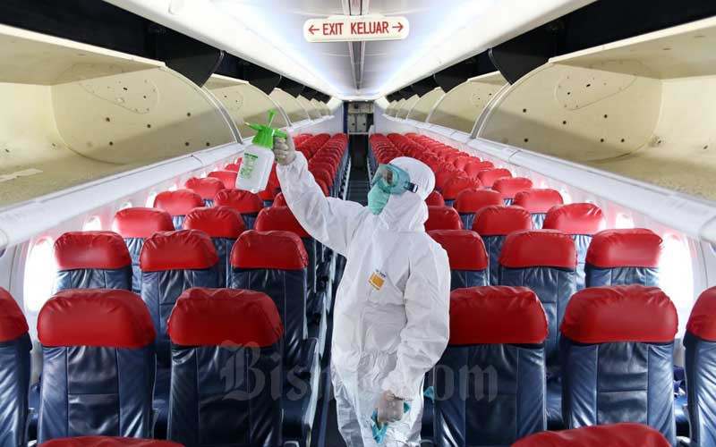 Petugas melakukan penyemprotan cairan disinfektan saat proses sterilisasi pada pesawat Lion Air Boeing 737-800 di Bandara Soekarno-Hatta, Tangerang, Banten, Selasa (17/3/2020). Bisnis/Eusebio Chrysnamurti