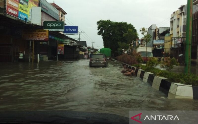 Banjir di Jalan Ahmad Yani Samarinda, Selasa (22/3/2022)./Antara-M Ghofar.