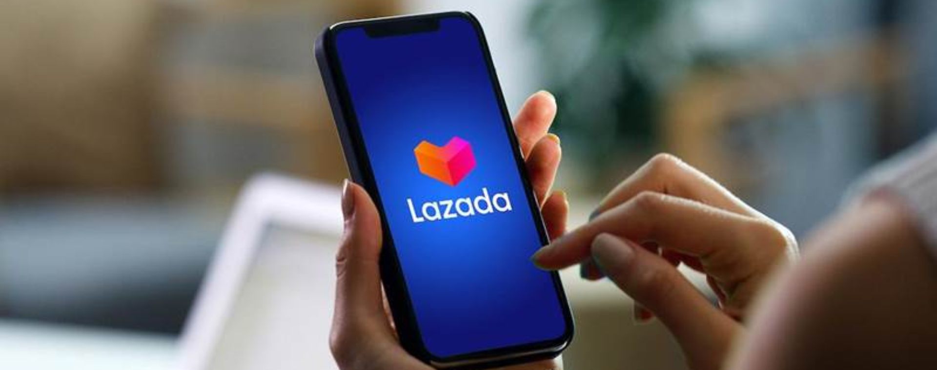 Ilustrasi pengguna aplikasi Lazada di ponsel pintar. /Lazada