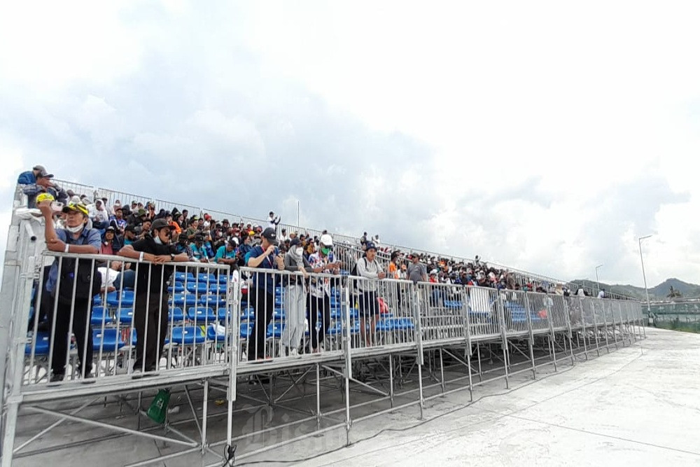 Suasana tribun penonton di Standard Zona B Sirkuit Mandalika dalam gelaran MotoGP Indonesia, Minggu (20/3/2022)./Bisnis-Arnis WIgati
