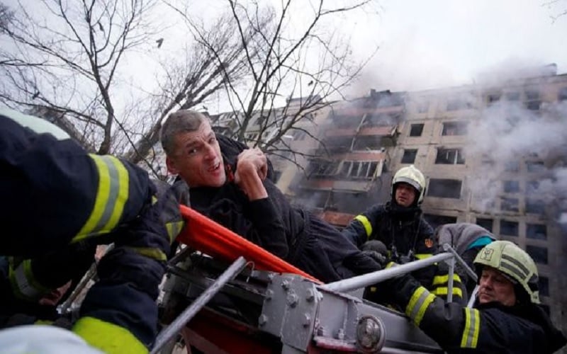 Regu penyelamat mengevakuasi warga dari bangunan yang rusak akibat serangan Rusia di Kiev, Ukraina, Senin (14/3/2022)./Antara-Reuters