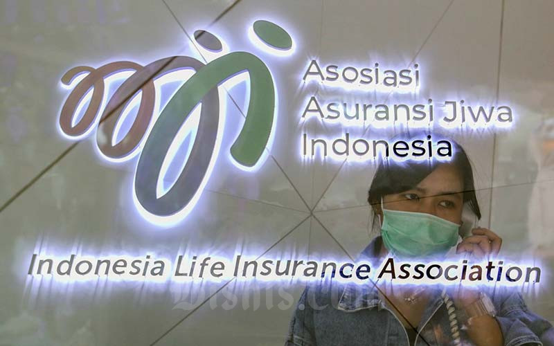 Karyawan beraktivitas di kantor Asosiasi Asuransi Jiwa Indonesia (AAJI), Jakarta, Sabtu (22/1/2022). Bisnis/Eusebio Chrysnamurti