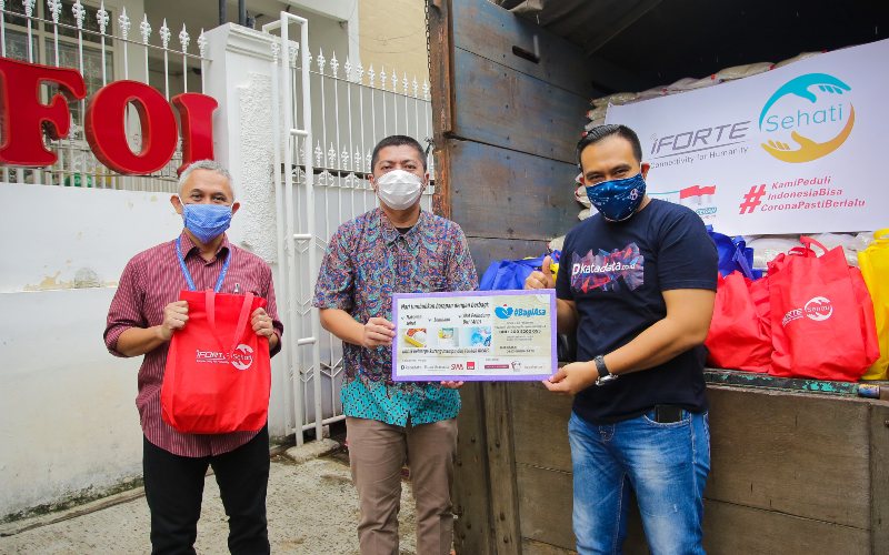 PT iForte Solusi Infotek, anak usaha PT Sarana Menara Nusantara Tbk. (TOWR), menyerahkan bantuan 500 paket sembako kepada program #BagiAsa 