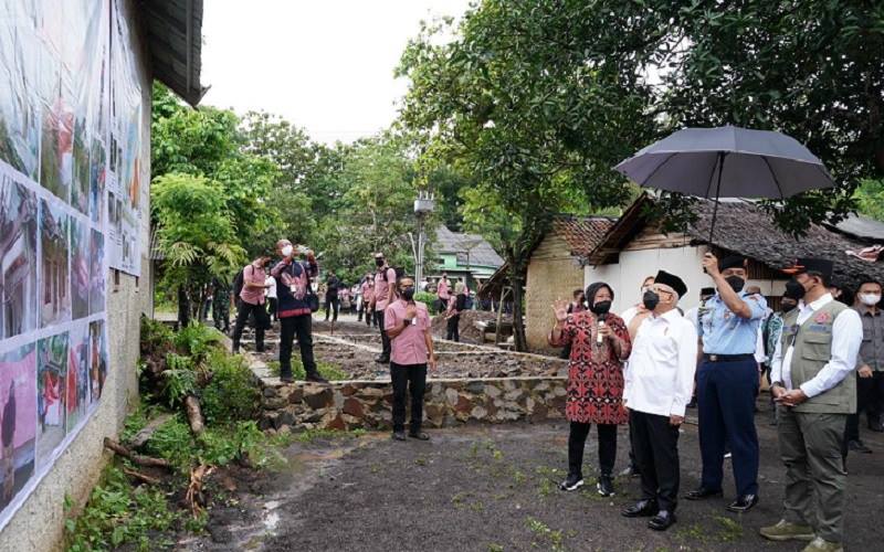 Wakil Presiden Ma'ruf Amin mengunjungi Kabupaten Pandeglang, Banten, untuk meninjau lokasi terdampak bencana alam gempa bumi, Kamis (20/1/2022)./Setwapres