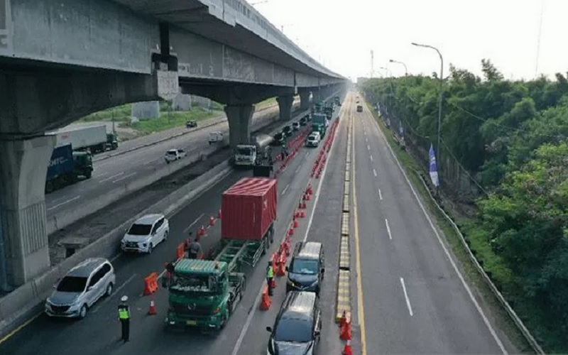 Suasana lalu lintas di jalan tol Jakarta-Cikampek selama kebijakan peniadaan mudik Lebaran di Cikarang Barat, Kamis (13/5/2021)./Antararn