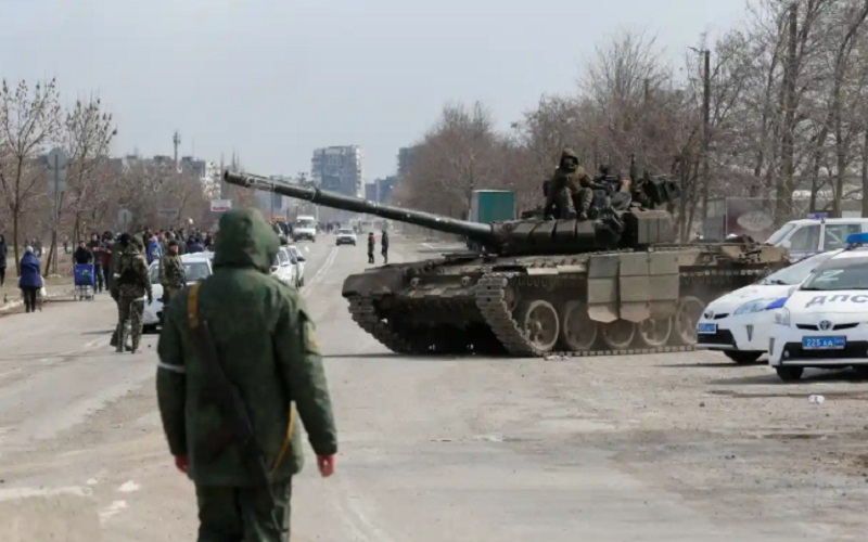 Pasukan pro-Rusia saat konflik Ukraina-Rusia mengerahkan tank di kota Mariupol, Ukraina/The Guardian