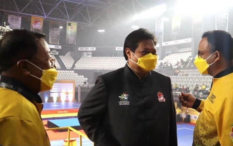 Ketum Partai Golkar Airlangga Hartarto bertemu Gubernur DKI Jakarta Anies Baswedan pada acara Opening Ceremony Indonesia Wushu All Games 2021 di Tenis Indoor GBK Senayan Jakarta, 7 Desember 2021 - Instagram