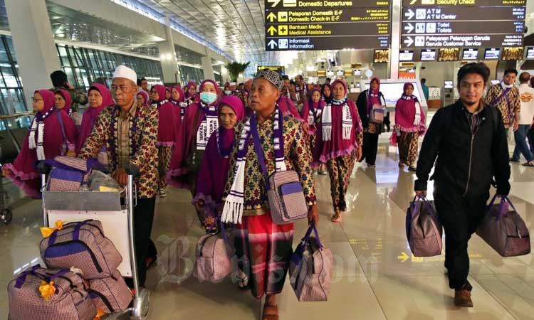 Calon Jamaah Umroh meninggalkan bandara setelah mendapat kepastian gagal berangkat ke Tanah Suci Mekah di Terminal 3 Bandara Soekarno Hatta, Tangerang, Banten, Kamis (27/2/2020). Bisnis/Eusebio Chrysnamurti
