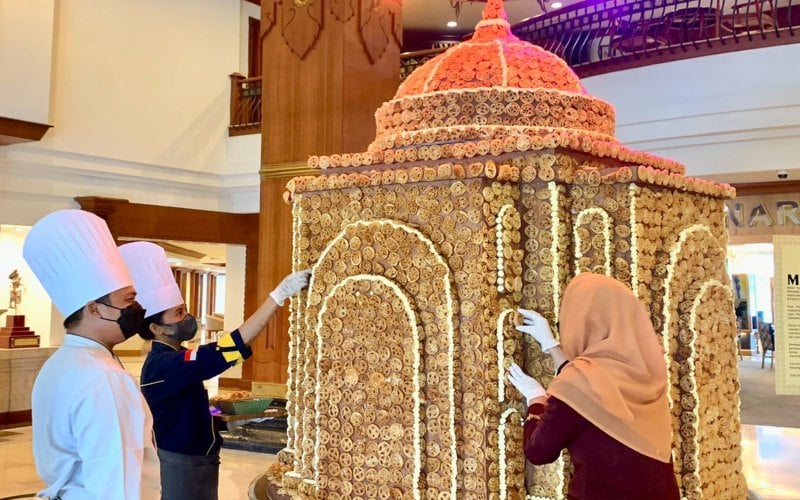  The Sunan Hotel Solo Bangun Miniatur Masjid dari Kue Kembang Goyang