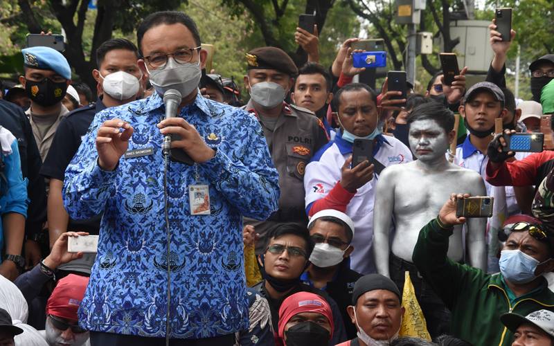 Gubernur DKI Jakarta Anies Baswedan (tengah). ANTARA FOTO/Indrianto Eko Suwarso/rwa.