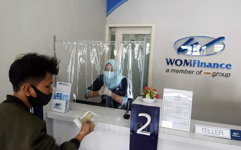 Petugas melayani nasabah di salah satu cabang WOM Finance di Cileungsi, Kabupaten Bogor, Senin (7/9/2020). Bisnis/Abdurachman