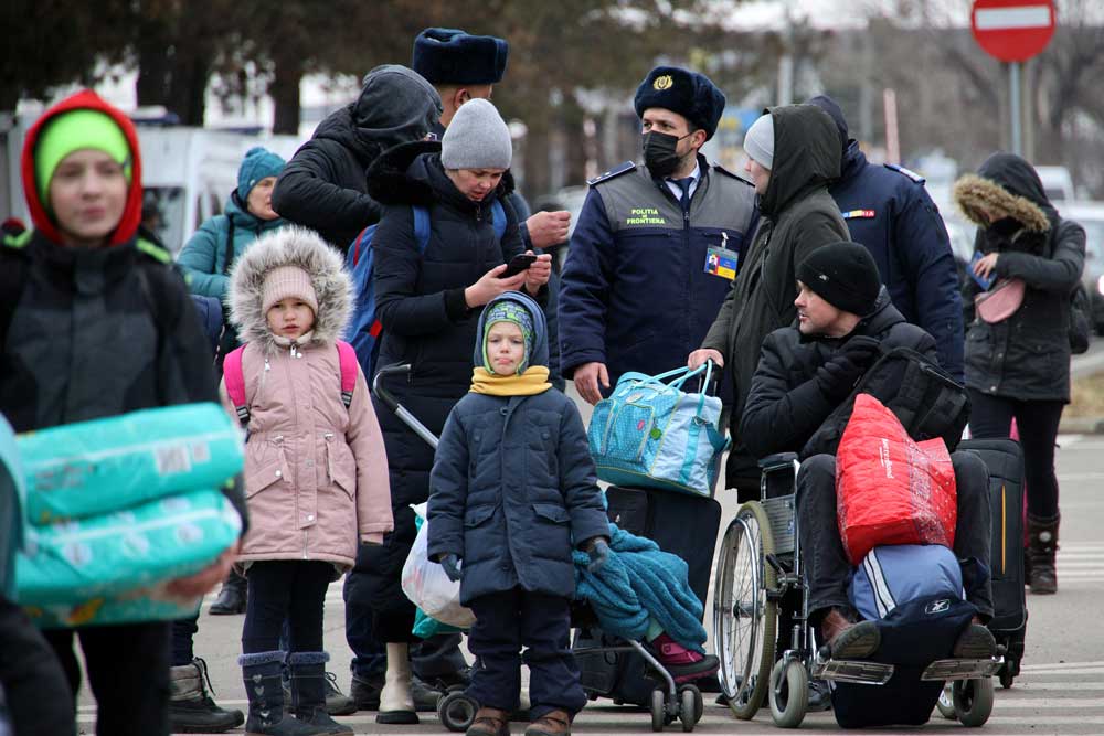 Warga Ukraina yang mengungsi berada di Siret, Rumania, Selasa (1/3/2022). REUTERS/Stoyan Nenov