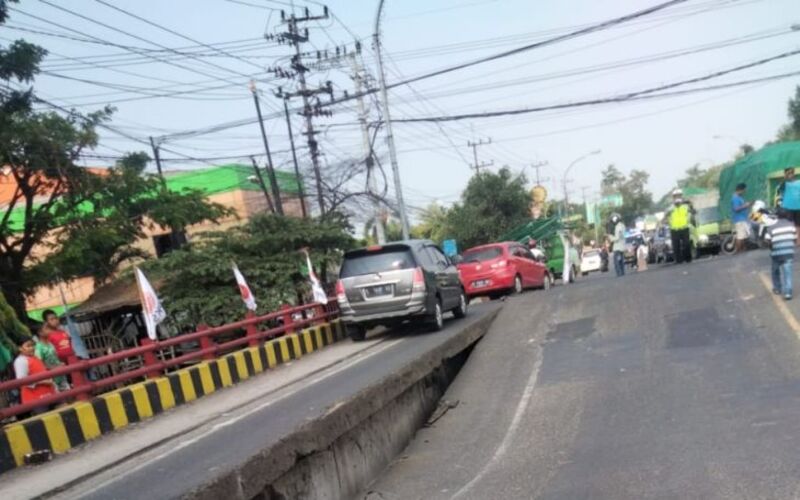 Jembatan Ngaglik 1 di Jalan Poros Nasional yang ambles pada Selasa (29/3/2022)./Antara-Tangkapan Layar.