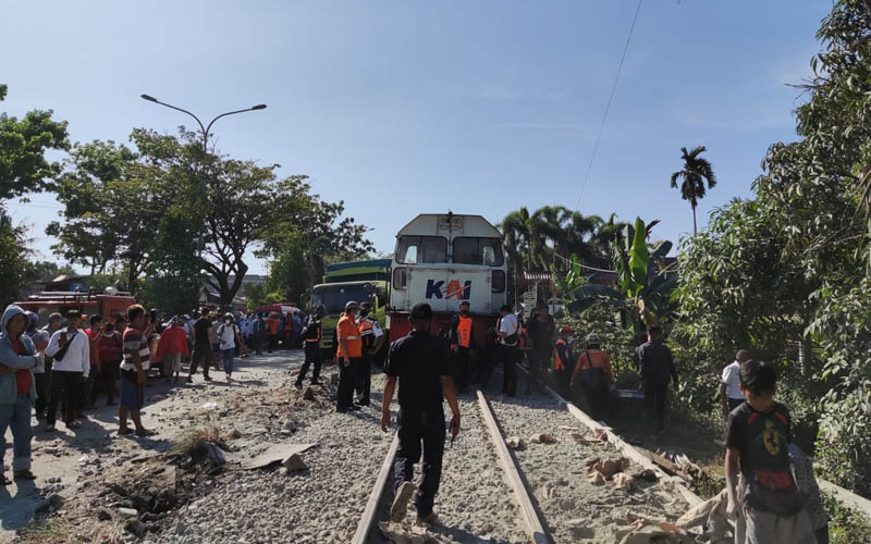  Ini Kronologi Kecelakaan KA Sibinuang di Padang, Truk Semen Terseret 30 Meter