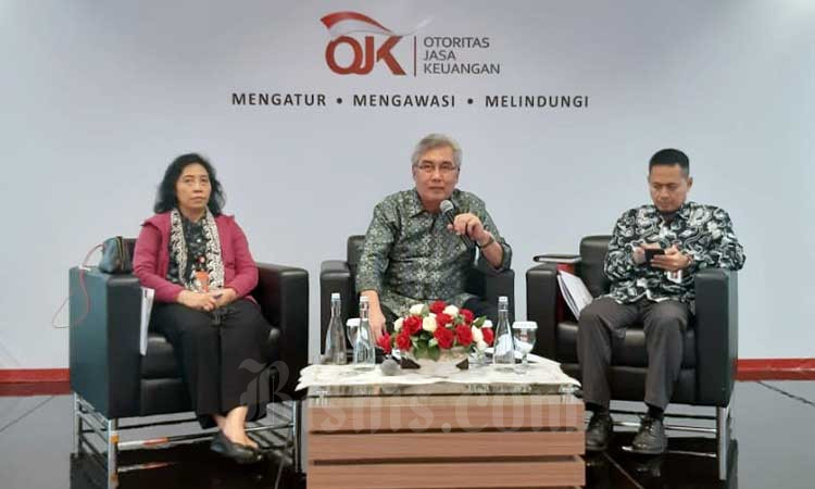 Kepala Eksekutif Bidang Industri Keuangan Non-Bank (IKNB) dan Anggota Dewan Komisioner Otoritas Jasa Keuangan (OJK) Riswinandi (tengah) bersama Kepala Departmen Pengawasan IKNB (Asuransi, Dapen) Ahmad Nasrullah (kanan) dan Deputi Komisioner Pengawas IKNB I OJK Anggar B Nurani (kiri) memberikan penjelasan kepada media di Jakarta, Senin (24/2/2020). Acara tersebut membahas update soal perkembangan industri keuangan Non-Bank dan reformasi IKNB. Bisnis/Hendri Tri Widi Asworo