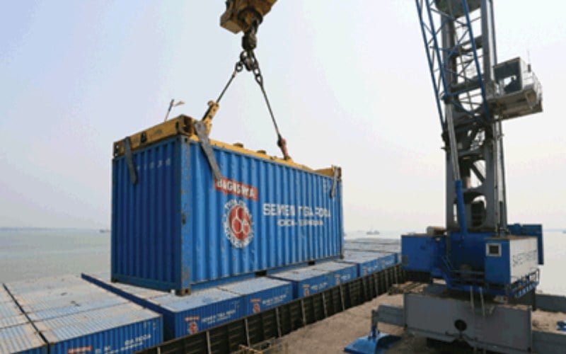 Proses pemuatan kontainer berisi semen merk tiga roda./indocement