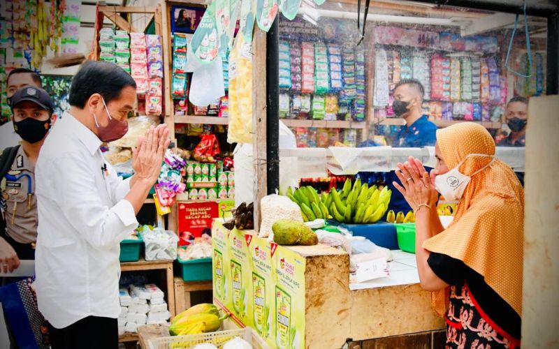  Jelang Ramadan, Jokowi Cek Harga Bahan Pokok di Sejumlah Pasar di Jateng