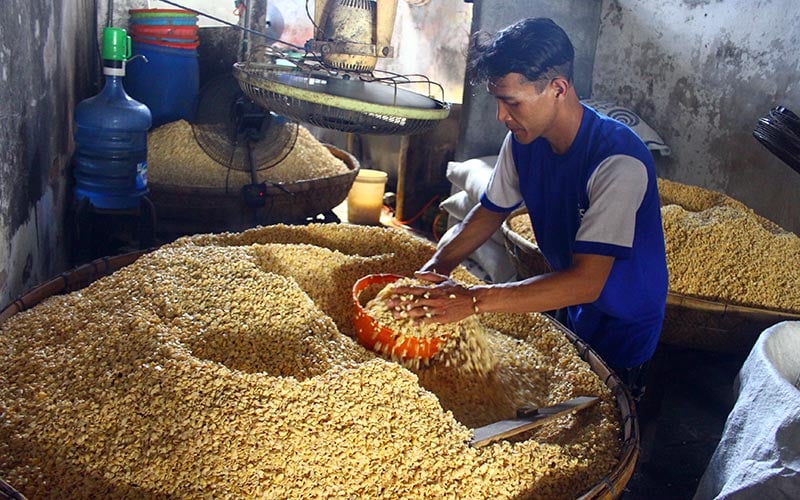 Perajin membuat tempe berbahan baku kedelai impor yang kini harganya naik dari Rp9.600 menjadi Rp10.300 per kilogram di sentra perajin tempe di Sanan, Malang, Jawa Timur, Selasa (11/1/2022). ANTARA FOTO/Ari Bowo Sucipto