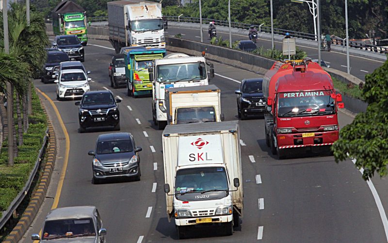 Truk logistik melewati jalan tol di Tb Simatupang, Jakarta, Rabu (28/4/2021).   Implementasi standar Euro 4 akan menguntungkan para pemilik kendaraan niaga dan logistik, termasuk Isuzu. Selain kian hemat BBM, kendaraan juga makin mudah perawatannya. /Bisnis.com