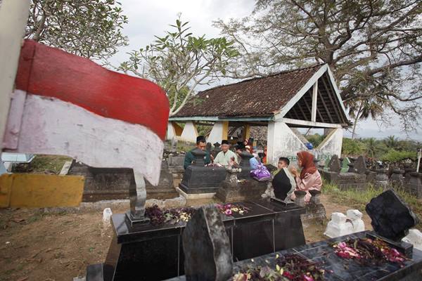 Warga berdoa saat tradisi nyadran atau ziarah kubur di Makam Sewu, Wijirejo, Pandak, Bantul, Yogyakarta, Senin (8/6)./Antara