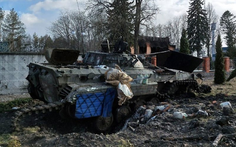 Dampak perang Rusia vs Ukraina. Tank hancur saat pertempuran di wilayah Sumy/Military Land