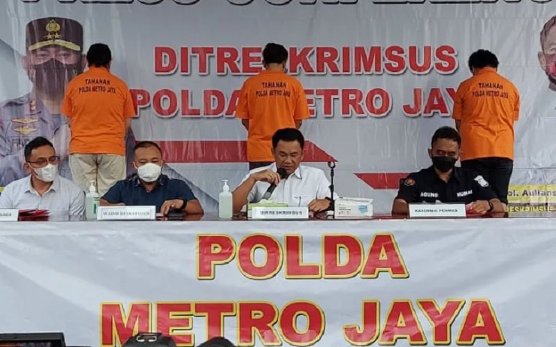 Direktur Reserse Kriminal Khusus Polda Metro Jaya Kombes Pol Auliansyah Lubis (kedua kanan) berikan keterangan terkait pengungkapan investasi bodong robot trading Fahrenheit di Polda Metro Jaya, Jakarta, Selasa (22/3/2022)./Antara