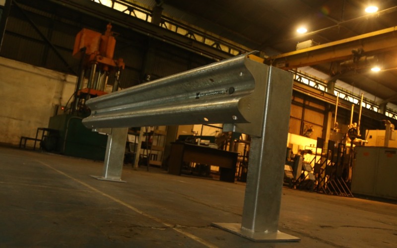Pagar pengaman atau guard rail, salah satu produk penghiliran baja dari PT Krakatau Steel (Persero) Tbk. (KRAS).