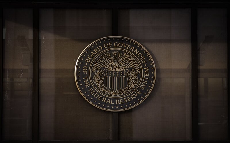 Lambang Dewan Gubernur Federal Reserve AS di Washington D.C./ Bloomberg - Samuel Corum