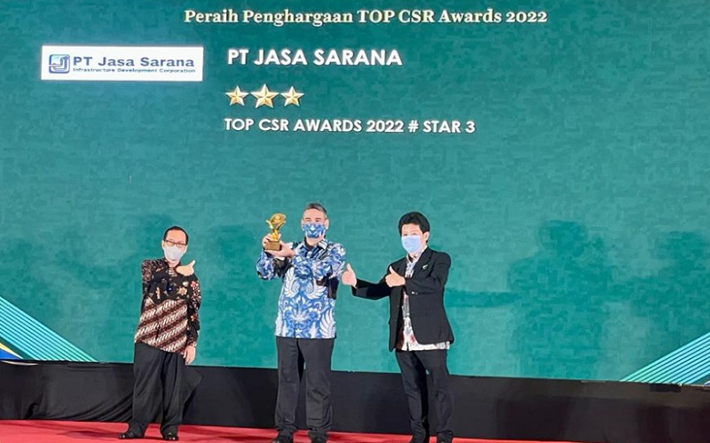 Direktur Utama PT Jasa Sarana Hanif Mantiq (tengah) meraih Penghargaan TOP Corporate Social Responsibility (CSR) Awards 2022.