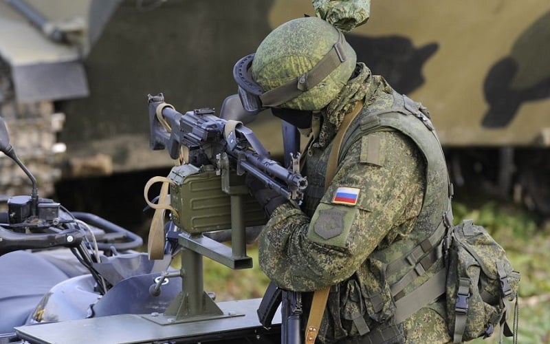 Pasukan Rusia mengarahkan senapan ke lawan/Emerging Europe