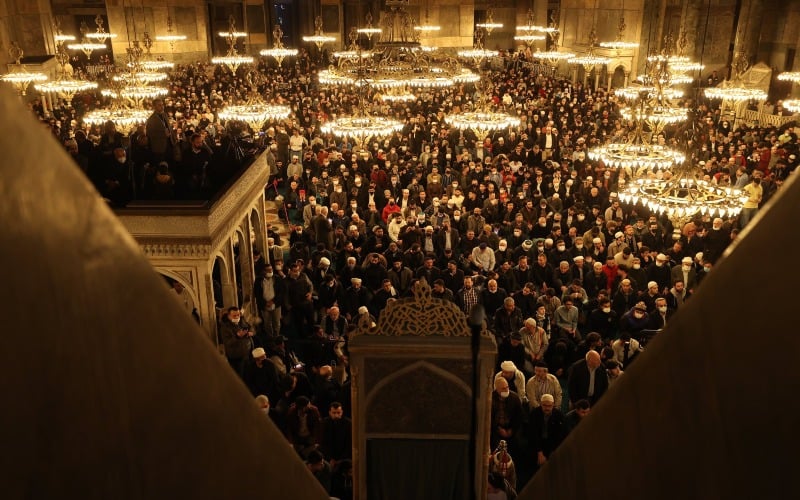  Sejarah Terulang, Ini Foto Tarawih Awal Ramadan di Masjid Aya Sofya 