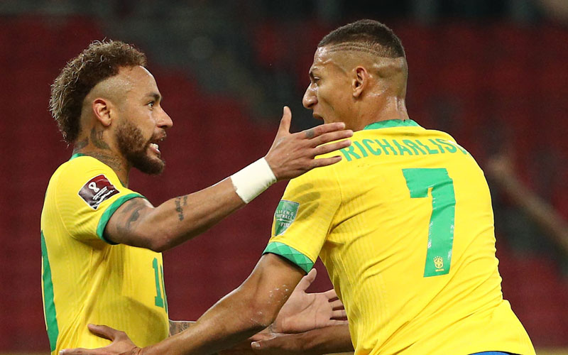 Dua andalan barisan penyerang Timnas Brasil, Neymar da Silva Santos Jr. (kiri) dan Richarlison de Andrade. Brasil saat ini menempati peringkat paling atas di FIFA Ranking./FIFA.com