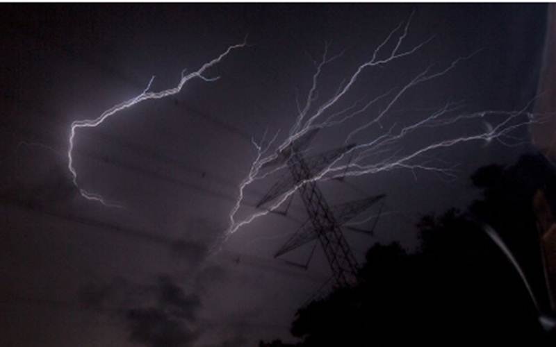  Cuaca Jakarta Hari Ini, Waspada Hujan Petir Mulai Siang Hari