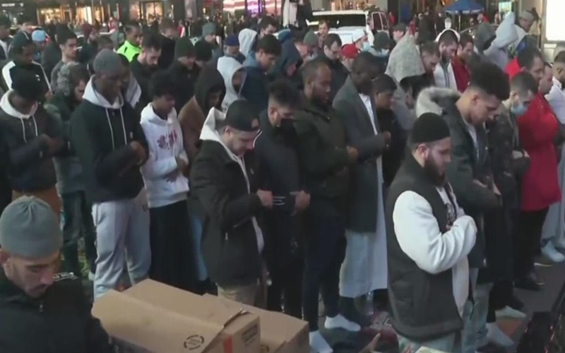  Video Ratusan Orang Salat Tarawih dan Buka Puasa Pertama di Times Square New York