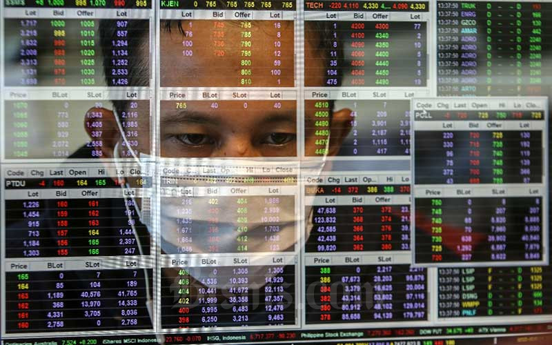 Karyawan mengamati pergerakan harga saham di Profindo Sekuritas, Jakarta, Senin (14/2/2022). Bisnis/Eusebio Chrysnamurti
