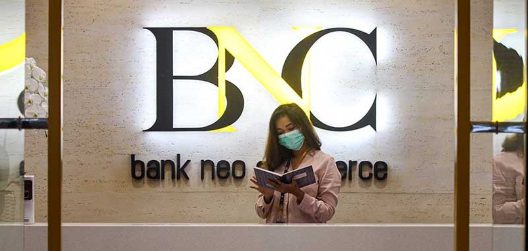 Karyawati beraktivitas di sekitar logo Bank Neo Commerce di Jakarta, Kamis (19/4/2021)./Bisnis-Arief Hermawan P