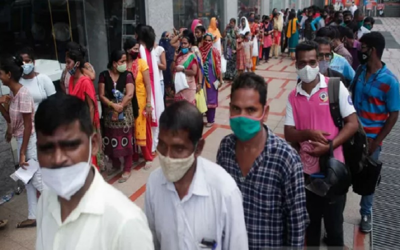 Orang-orang antre di luar pusat perbelanjaan, Mumbai, India, Rabu (11/8/2021) untuk menerima vaksin Covid-19. India telah memberikan lebih dari 500 juta dosis vaksin Covid-19 selama upaya inokulasi massalnya./Antara-Reuters