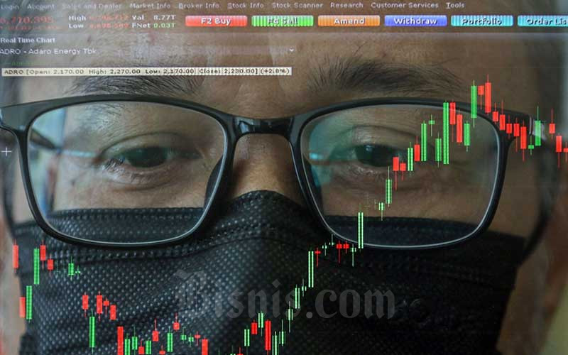 Karyawan mengamati pergerakan harga saham di Profindo Sekuritas, Jakarta, Senin (14/2/2022). Bisnis/Eusebio Chrysnamurti