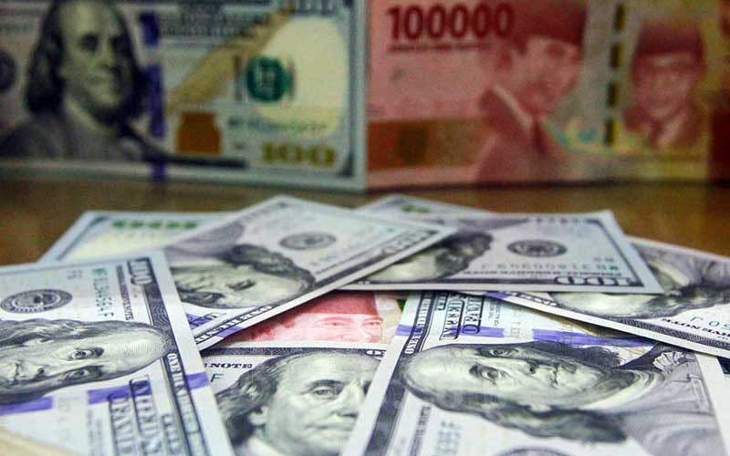 Uang dolar dan rupiah di salah satu money changer di Jakarta, Rabu (16/2/2022). Bisnis/Himawan L Nugraha