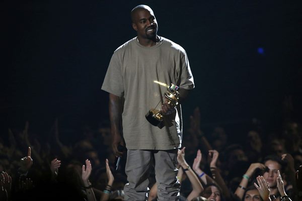 Kanye West saat menerima penghargaan di MTV Video Music Awards 2015/Reuters