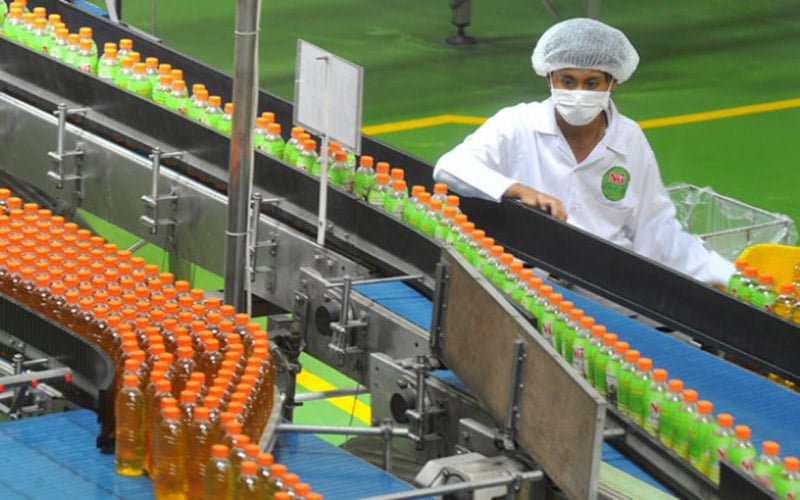 Seorang pekerja melakukan proses produksi minuman kemasan Nu Green Tea Royal Jasmine di pabrik PT ABC President Indonesia, Karawang, Jawa Barat, Rabu (16/4/2014). /Antara Foto-Wahyu Putro A.rn
