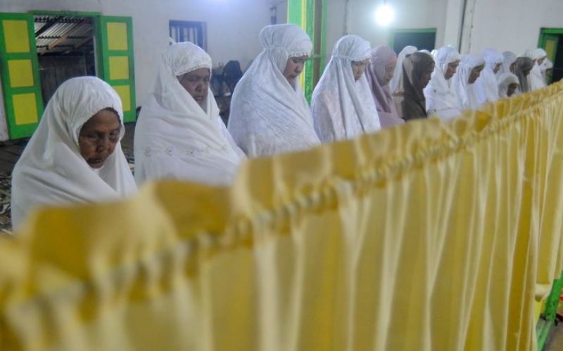 Jamaah Tarekat Naqsabandiyah melaksanakan salat tarawih pertama di Surau Baru, Pauh, Padang, Sumatera Barat, Kamis (31/3/2022). Tarekat Naqsabandiyah lebih dulu memulai berpuasa pada Jumat (1/4/202) berdasarkan Metode Hisab Munjid yang telah digunakan secara turun temurun - ANTARA FOTO/Iggoy el Fitra/foc.