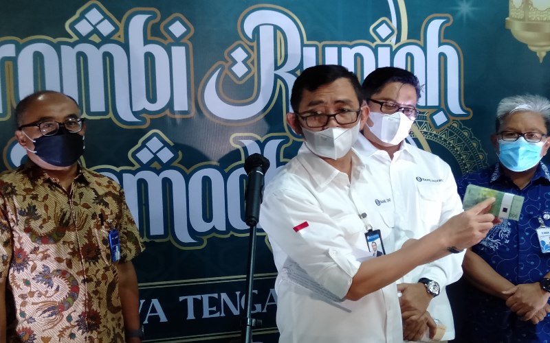 Kepala Perwakilan Bank Indonesia Provinsi Jawa Tengah Rahmat Dwisaputra (tengah) menunjukkan uang kartal dalam sesi tanya jawab dengan wartawan usai acara Kick Off Serambi Rupiah Ramadhan di Kantor Perwakilan Bank Indonesia Provinsi Jateng. /Bisnis - Alif N. Rizqi