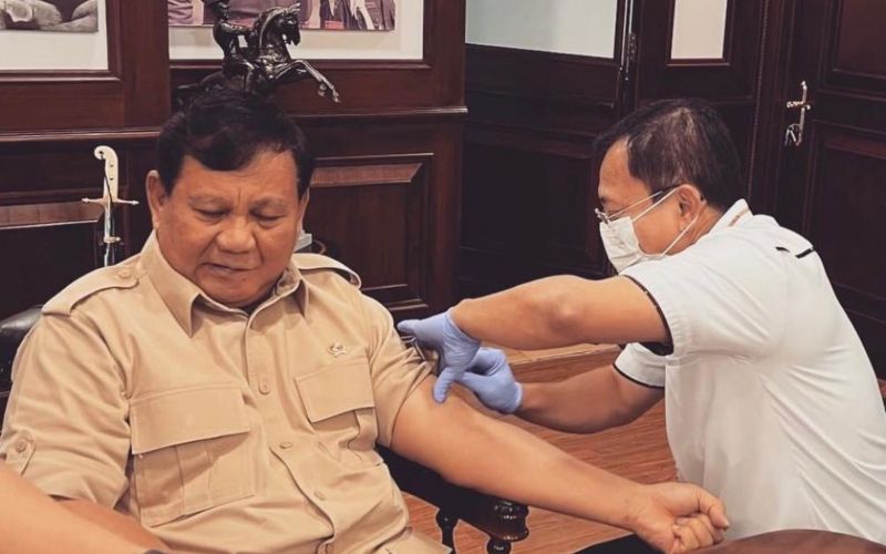 Menteri Pertahanan Prabowo Subianto disuntik vaksin booster Covid-19 dengan menggunakan vaksin Nusantara oleh mantan Menteri Kesehatan Terawan Agus Putranto - Instagram