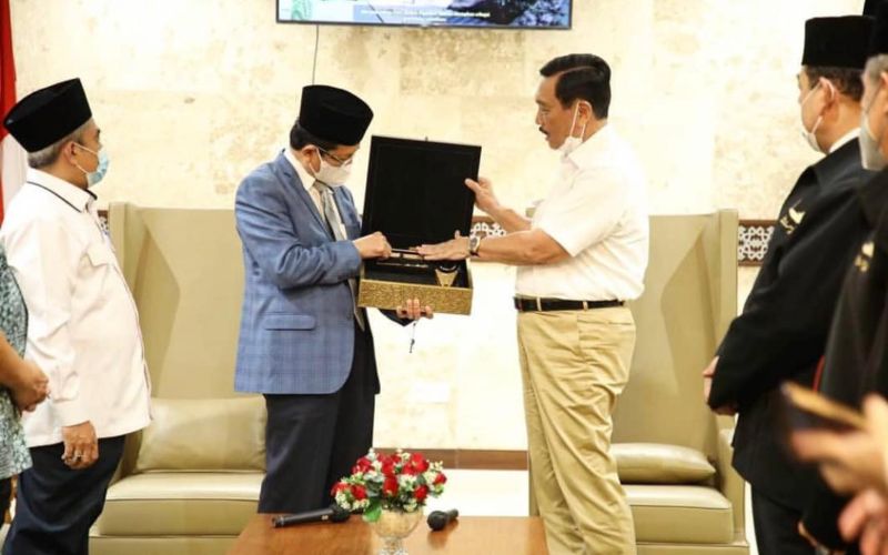  Luhut Serahkan Kiswah dari Pangeran Arab Saudi ke Imam Besar Masjid Istiqlal